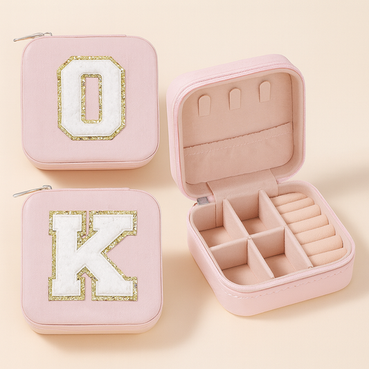 Rejsetui med bogstaver og smykker – Pink Varsity Collection